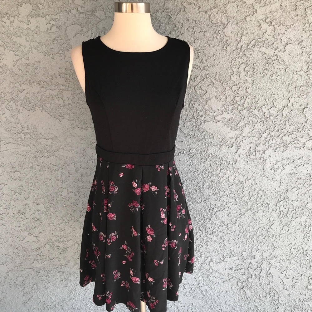 XHILARATION Black with Red Roses A line